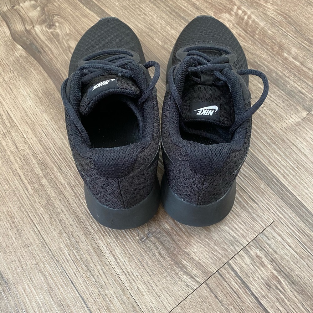 NIKE tennis shoes